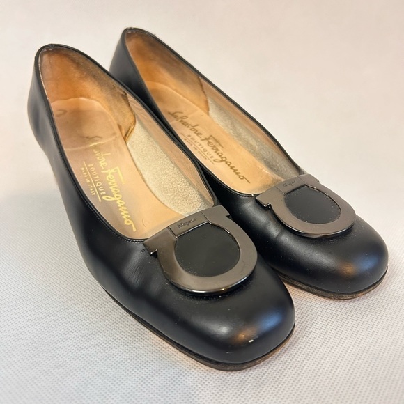 Salvatore Ferragamo Heels Pumps Omega Emblem Black Leather Size 5 - Picture 1 of 12